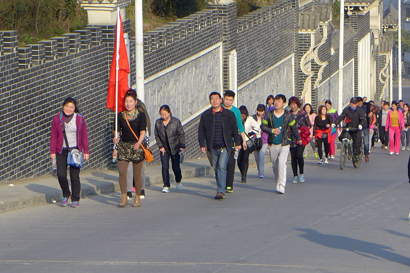 2015年3月8日寶業(yè)集團開展“香溪洞-吉河徒步踏青活動”慶祝三八節(jié)！